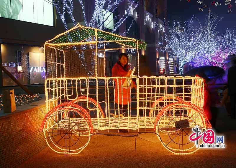 Christmas decorations are seen in Beijing as the festival approaches. [China.com.cn]