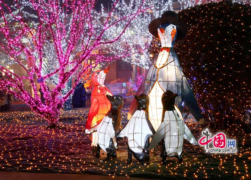 Christmas decorations are seen in Beijing as the festival approaches. [China.com.cn]