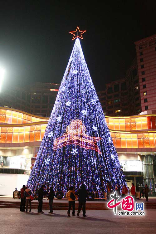 Christmas decorations are seen in Beijing as the festival approaches. [China.com.cn]