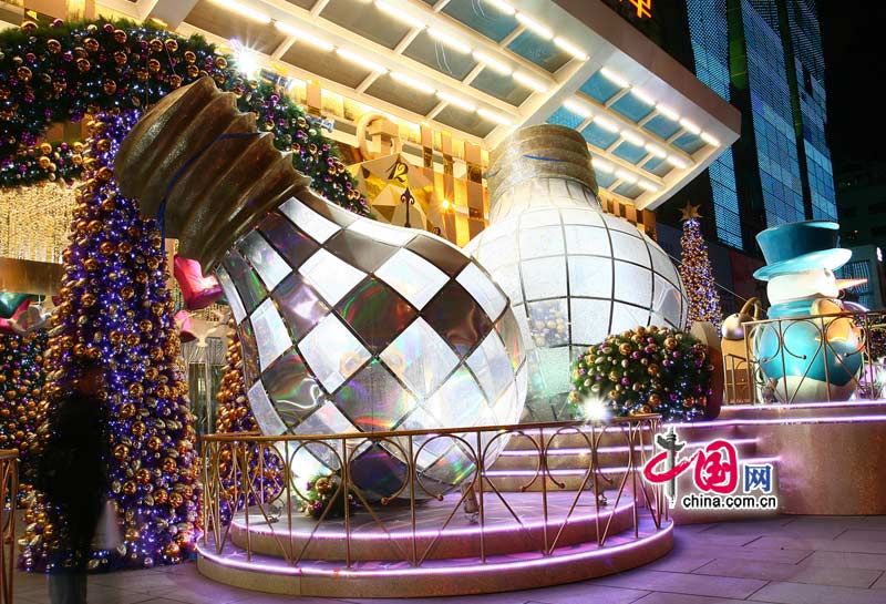 Christmas decorations are seen in Beijing as the festival approaches. [China.com.cn]