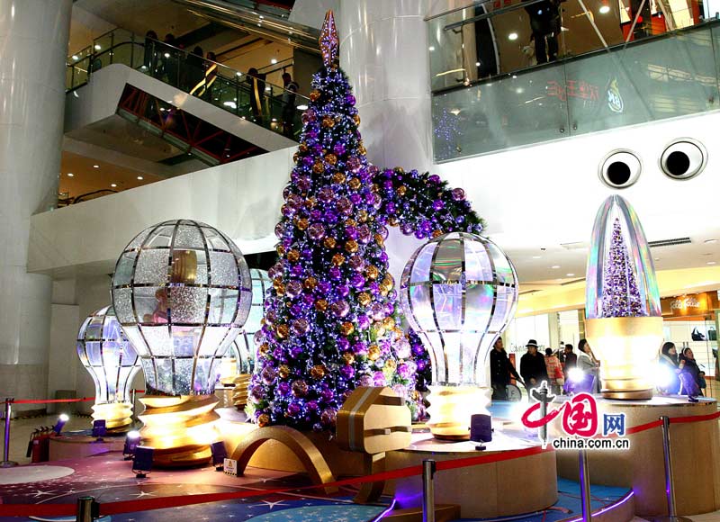 Christmas decorations are seen in Beijing as the festival approaches. [China.com.cn]