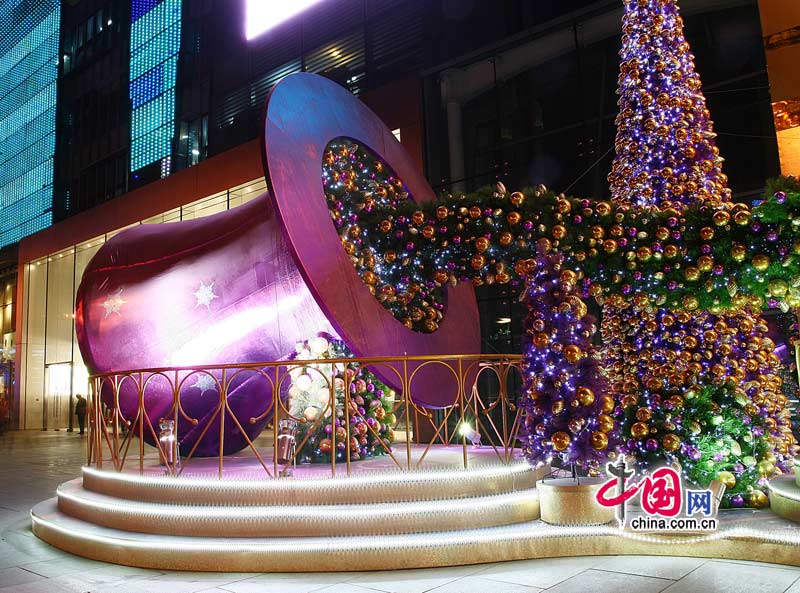 Christmas decorations are seen in Beijing as the festival approaches. [China.com.cn]