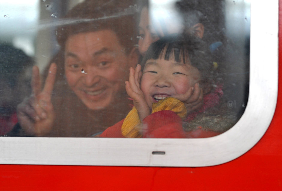 Passengers buy real-name tickets in Shenzhen, south China&apos;s Guangdong Province, Jan. 21, 2010. Southern Guangdong Province launched the pilot real-name ticket system Thursday morning amid China&apos;s efforts to curb ticket hoarding by scalpers. [Xinhua]