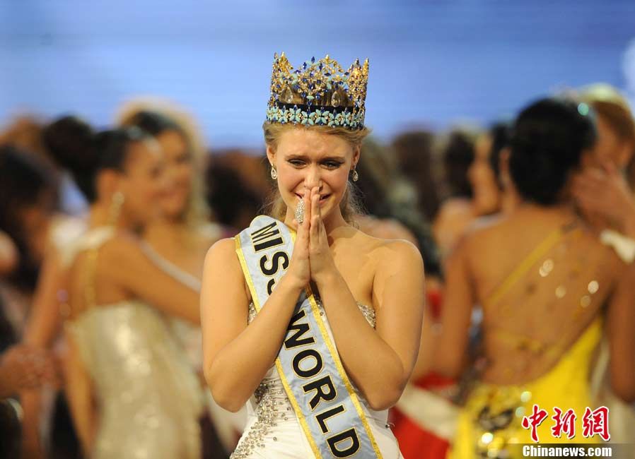 Miss World of 2010 Alexandria Mills from the United States cries out after winning the title during the final round of the 60th Miss World Beauty Pageant in Sanya, south China&apos;s Hainan Province, Oct. 30, 2010. [CFP]