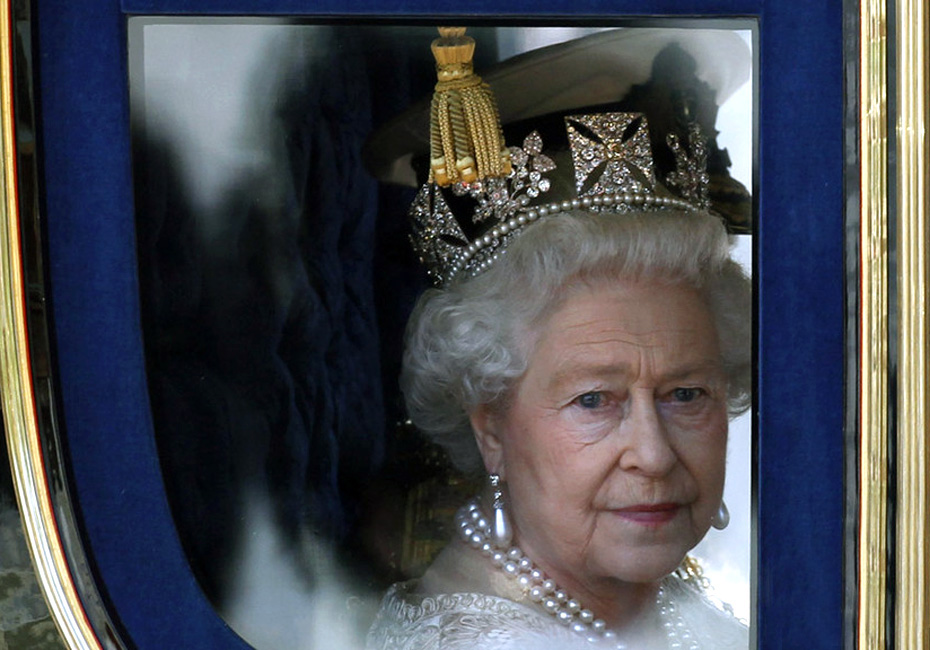 Britain&apos;s Queen Elizabeth II travels in a carriage to the Houses of Parliament in London for the opening of Parliament, Tuesday, May 25, 2010. [Chinanews.com] 