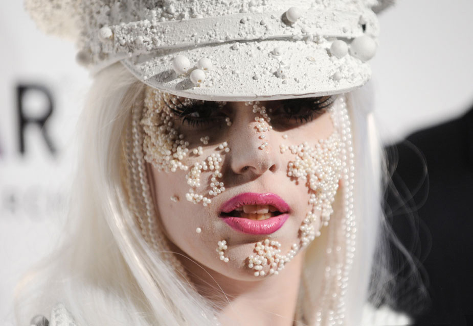 Lady Gaga wore her pearls glued to her face as she arrived for the amFAR annual gala to kick off Fashion Week in New York on Feb. 10, 2010. [Chinanews.com]