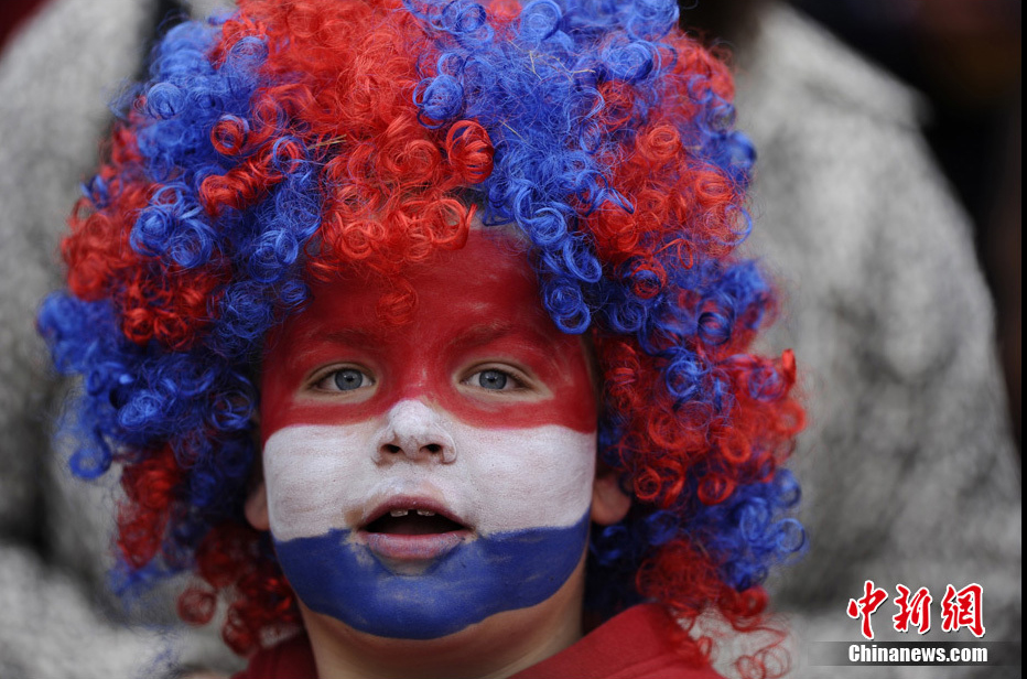 Kids excited at 2010 World Cup. [Chinanews.com]