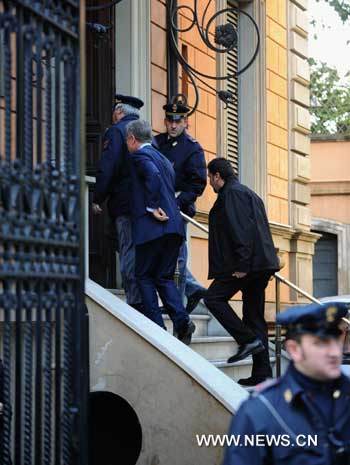 Italian police and carabinieri enter the Chilean embassy in Rome, Dec. 23, 2010. Two bomb explosions respectively hit the Swiss and Chilean embassies in Rome Thursday, each injuring one person in the diplomatic missions, the ANSA news agency reported. [Wang Qingqin/Xinhua]