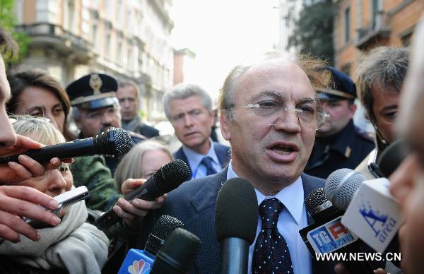 An Italian police officer talks to media in front of the Chilean embassy in Rome, Dec. 23, 2010. Two bomb explosions respectively hit the Swiss and Chilean embassies in Rome Thursday, each injuring one person in the diplomatic missions, the ANSA news agency reported. [Wang Qingqin/Xinhua]