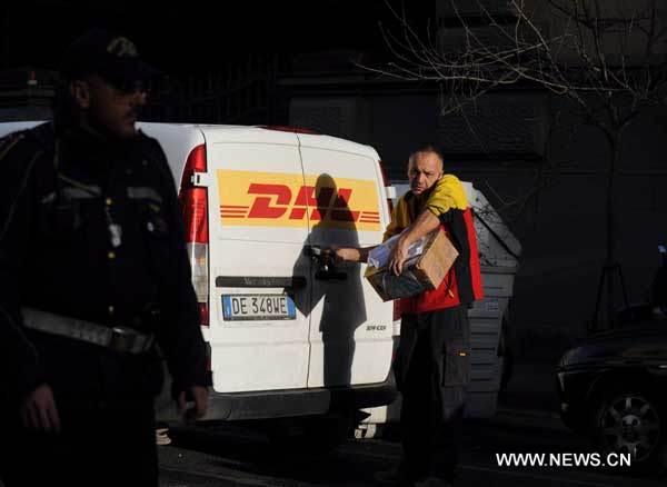 A staff member of an express compay delivers package at the entrance of the Chilean embassy in Rome, Dec. 23, 2010. Two bomb explosions respectively hit the Swiss and Chilean embassies in Rome Thursday, each injuring one person in the diplomatic missions, the ANSA news agency reported. [Wang Qingqin/Xinhua]