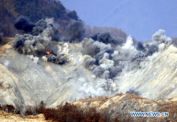 A massive firing military drill is held in Pocheon, South Korea, on Dec. 23, 2010. [Pool/Xinhua]