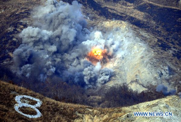 A massive firing military drill is held in Pocheon, South Korea, on Dec. 23, 2010. [Pool/Xinhua]