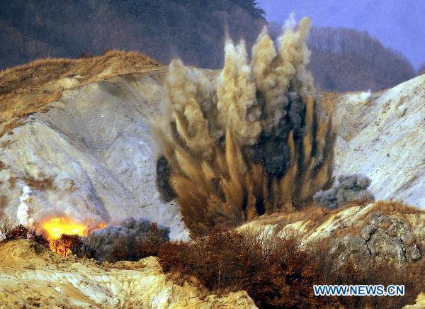 A massive firing military drill is held in Pocheon, South Korea, on Dec. 23, 2010. [Pool/Xinhua]