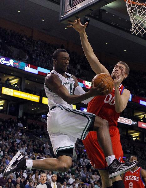 Boston Celtics guard Von Wafer drives to the basket against Philadelphia 76ers center Spencer Hawes in the second quarter of their NBA basketball game in Boston, Massachusetts December 22, 2010. (Xinhua/Reuters Photo)