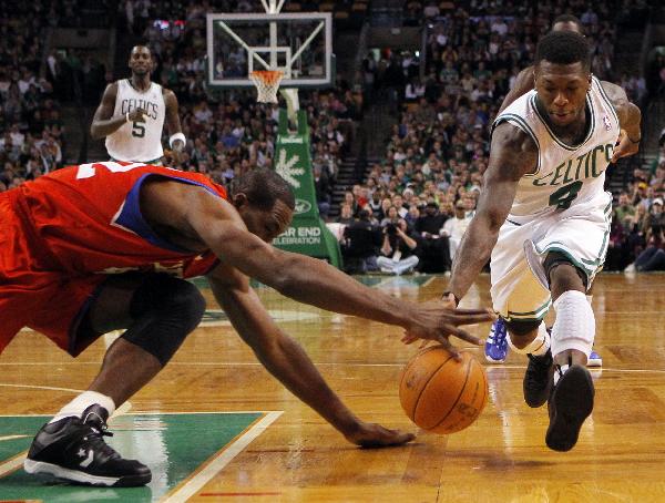 Philadelphia 76ers forward Elton Brand (front L) and Boston Celtics guard Nate Robinson chase a loose ball in the first quarter of their NBA basketball game in Boston, Massachusetts December 22, 2010. (Xinhua/Reuters Photo)