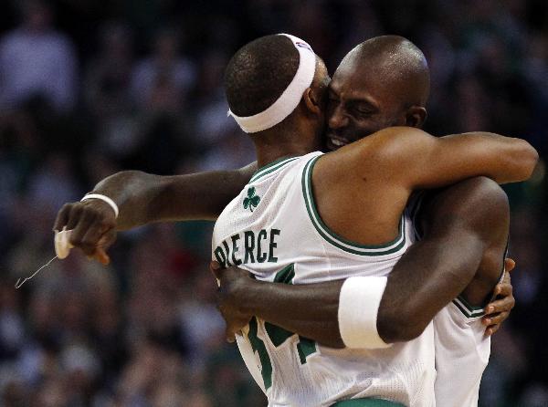 Boston Celtics forward Paul Pierce (L) and forward Kevin Garnett celebrate in the final moments of the fourth quarter of their NBA basketball game against the Philadelphia 76ers in Boston, Massachusetts December 22, 2010. (Xinhua/Reuters Photo)