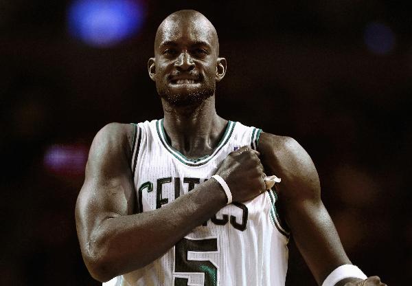 Boston Celtics forward Kevin Garnett gestures to the crowd before the start of their NBA basketball game against the Philadelphia 76ers in Boston, Massachusetts December 22, 2010. (Xinhua/Reuters Photo)