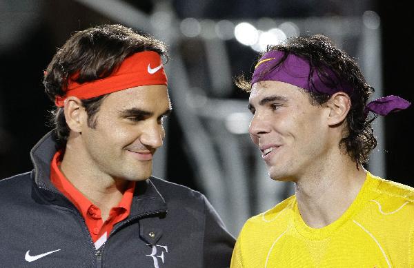 Switzerland's Roger Federer (L) and Spain's Rafael Nadal talk before their charity tennis match in Madrid December 22, 2010. (Xinhua/Reuters Photo)