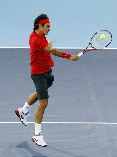 Switzerland's Roger Federer returns the ball to Spain's Rafael Nadal during their charity tennis match in Madrid December 22, 2010. (Xinhua/Reuters Photo)