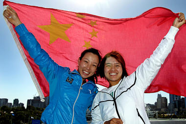 Chinese tennis players Zheng Jie (l.) and Li Na pose with their national flag during the Australian Open tennis tournament in Melbourne on Wednesday. 