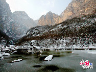 Situated in Xiuwu County, Henan Province, Yuntai Mountain is a first-rate world geologic park. Covered with lush original forests, Yuntai Mountain has several deep valleys and ponds, myriads of waterfalls and springs, picturesque perilous cliffs and peaks. These elements compose the stunning scenery of Yuntaishan. Famous for its which compose the unique scenery of Yuntai Mountain.  [Photo by Xu Yongjian]