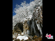 Situated in Xiuwu County, Henan Province, Yuntai Mountain is a first-rate world geologic park. Covered with lush original forests, Yuntai Mountain has several deep valleys and ponds, myriads of waterfalls and springs, picturesque perilous cliffs and peaks. These elements compose the stunning scenery of Yuntaishan. Famous for its which compose the unique scenery of Yuntai Mountain.  [Photo by Xu Yongjian]