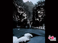 Situated in Xiuwu County, Henan Province, Yuntai Mountain is a first-rate world geologic park. Covered with lush original forests, Yuntai Mountain has several deep valleys and ponds, myriads of waterfalls and springs, picturesque perilous cliffs and peaks. These elements compose the stunning scenery of Yuntaishan. Famous for its which compose the unique scenery of Yuntai Mountain.  [Photo by Xu Yongjian]