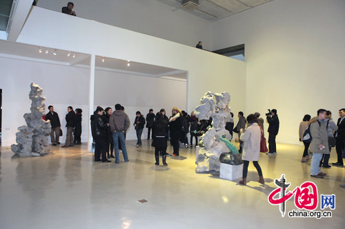 Chinese artist Qu Guangci holds solo exhibition named Twittering--Guangci in PIFO New Art Gallery in Beijing. He explains his understanding of the relationship between nature and human being with 16 pieces of sculptures. The exhibition will last till January 17, 2011. 