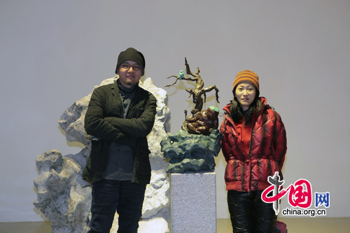 Artist Qu Guangci (L). He explains his understanding of the relationship between nature and human being with 16 pieces of sculptures. The exhibition will last till January 17, 2011.