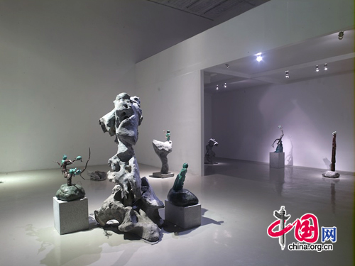 Qu Guangci's works. He explains his understanding of the relationship between nature and human being with 16 pieces of sculptures. The exhibition will last till January 17, 2011.