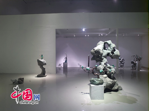 Qu Guangci's works. He explains his understanding of the relationship between nature and human being with 16 pieces of sculptures. The exhibition will last till January 17, 2011.