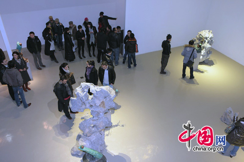 Chinese artist Qu Guangci holds solo exhibition named Twittering--Guangci in PIFO New Art Gallery in Beijing. He explains his understanding of the relationship between nature and human being with 16 pieces of sculptures. The exhibition will last till January 17, 2011. 