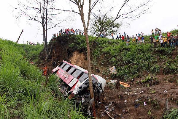 At least 35 people died and 23 were injured on Friday when a passenger bus in the Ecuadorian coastal province Manabi went off the highway and fell 200 meters, local television station Teleamazonas reported Friday. [Xinhua/AFP Photo]