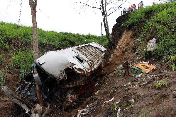 At least 35 people died and 23 were injured on Friday when a passenger bus in the Ecuadorian coastal province Manabi went off the highway and fell 200 meters, local television station Teleamazonas reported Friday. [Xinhua/AFP Photo]