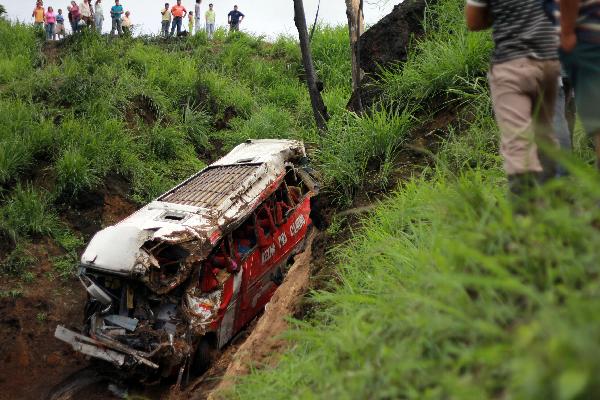 At least 35 people died and 23 were injured on Friday when a passenger bus in the Ecuadorian coastal province Manabi went off the highway and fell 200 meters, local television station Teleamazonas reported Friday. [Xinhua/AFP Photo]