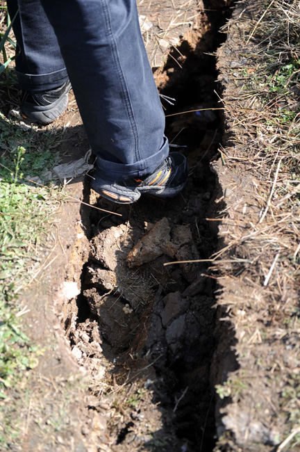 A villager sets a foot into a widening rift in Zhoutian Township, Huichang County in east China&apos;s Jiangxi Province, Dec. 26, 2010. A land cave-in had prompted the evacuation of more than 800 villagers by Saturday evening in Zhoutian, local authorities said. With a diameter of 50 meters and a maximum depth of 5 meters, the cave-in occurred 8:40 p.m. Thursday in Zhoutian Township, said a local government spokesman. [Xinhua]