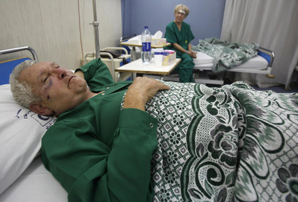 John Vanderveen, 77, and his wife Helen, 73, both from the US, rest in a hospital in Cairo Dec 26, 2010, after being involved in a road accident. [China Daily/Agencies] 