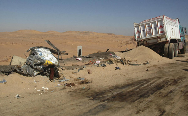 A part of a tour bus with seats attached is seen near the truck it crashed into in Abu Simbel, Aswan, about 879 km (546 miles) south of Cairo Dec 26, 2010. [China Daily/Agencies] 