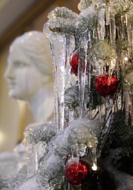 Icicles hang down from a Christmas tree in central Moscow, Dec 26, 2010. [China Daily/Agencies]