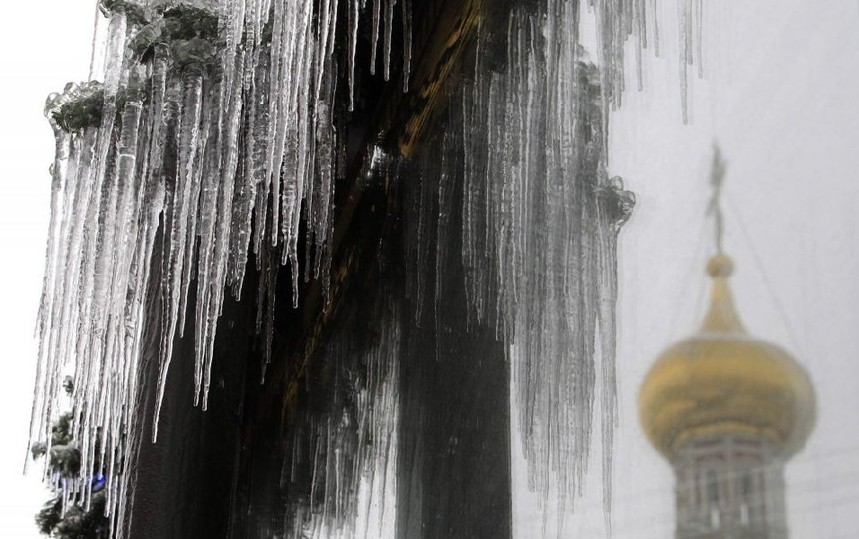 Icicles hang down from a Christmas tree in central Moscow, Dec 26, 2010. [China Daily/Agencies]