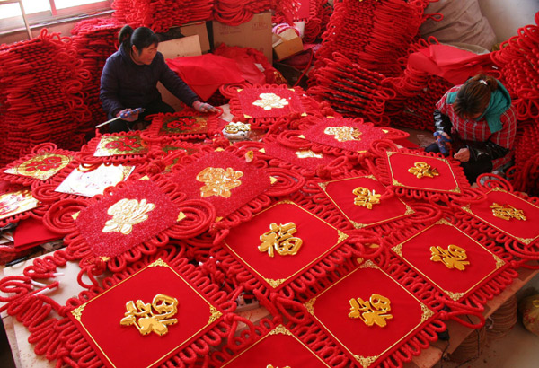 Farmers are busy making Chinese knots on Sunday in Tancheng county, East China’s Shandong province. [Xinhua]