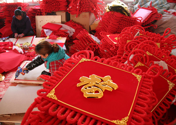 Farmers are busy making Chinese knots on Sunday in Tancheng county, East China’s Shandong province. [Xinhua]