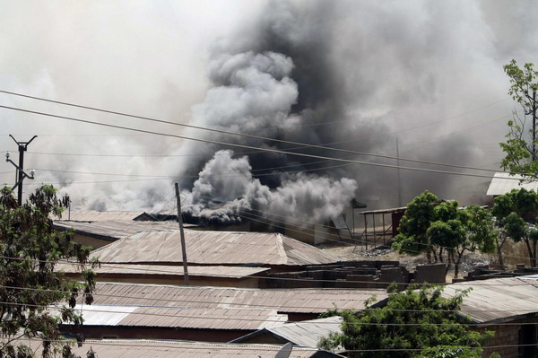 Smoke rises from Rukuba neighbourhood in Nigeria&apos;s central city of Jos December 26, 2010. [China Daily/Agencies] 