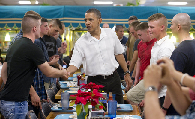 U.S. President Barack Obama makes a Christmas Day visit to soldiers and their families at Marine Corps Base Hawaii in Kaneohe, Hawaii December 25, 2010. [Xinhua] 