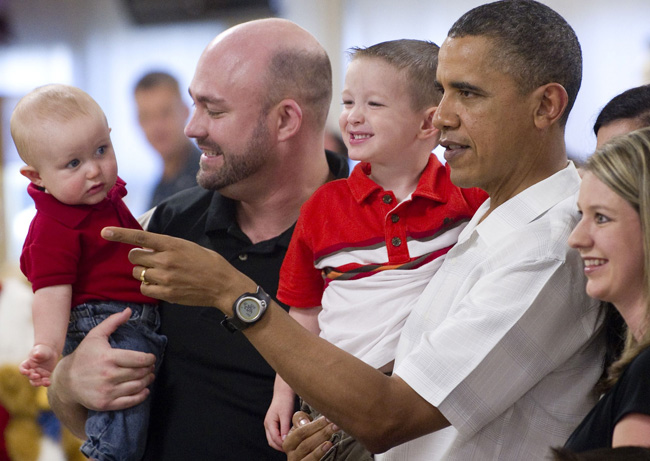 U.S. President Barack Obama makes a Christmas Day visit to soldiers and their families at Marine Corps Base Hawaii in Kaneohe, Hawaii December 25, 2010. [Xinhua] 