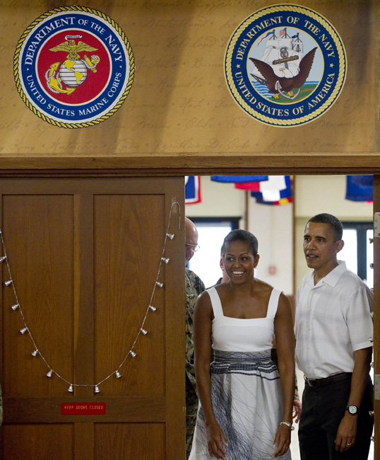 U.S. President Barack Obama and first lady Michelle Obama make a Christmas Day visit to soldiers and their families at Marine Corps Base Hawaii in Kaneohe, Hawaii December 25, 2010. [Xinhua]