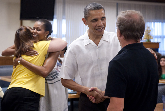  U.S. President Barack Obama and first lady Michelle Obama make a Christmas Day visit to soldiers and their families at Marine Corps Base Hawaii in Kaneohe, Hawaii December 25, 2010. [Xinhua]