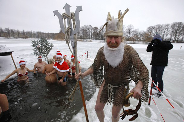 Members of Berlin&apos;s ice swimming club &apos;Berliner Seehunde&apos; (Berlin seals) take a dip in Orankesee lake in Berlin December 25, 2010. Several members of the swimming club met on Saturday for their traditional Christmas ice swimming session. [Xinhua/Reuters]