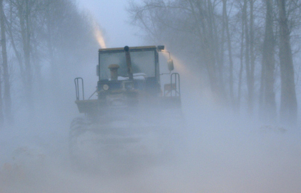 Snow plows work on the snow-covered road from Yilan to Boli in NE China&apos;s Heilongjiang province Dec 26, 2010. After a heavy snowfall, more than 700 vehicles and 1,000 people were stuck on the highway from Harbin to Tongjiang, and the road from Yilan to Boli in Northeast China&apos;s Heilongjiang province. [Xinhua]