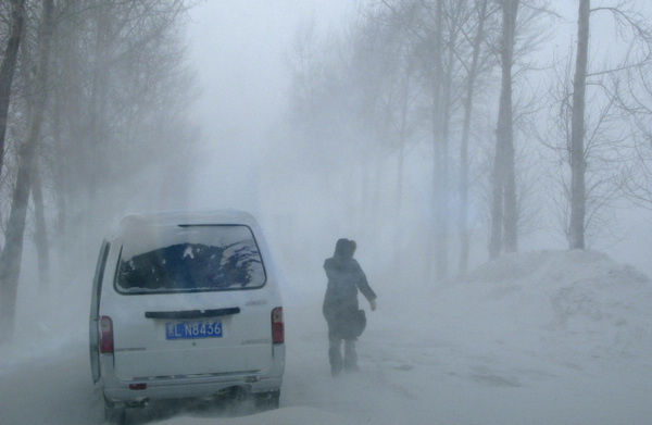 Snow plows work on the snow-covered road from Yilan to Boli in NE China&apos;s Heilongjiang province Dec 26, 2010. After a heavy snowfall, more than 700 vehicles and 1,000 people were stuck on the highway from Harbin to Tongjiang, and the road from Yilan to Boli in Northeast China&apos;s Heilongjiang province. [Xinhua]